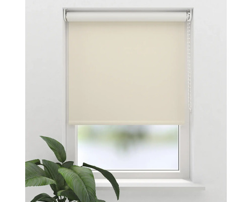 Okno s béžovou roletou a bočním řetízkovým ovládáním