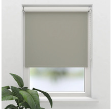 Pohled na okno s šedou roletou