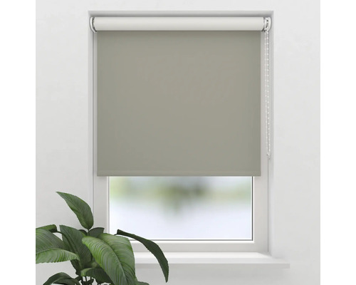 Pohled na okno s šedou roletou