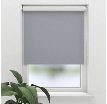 Šedá roleta na okně s řetízkovým ovládáním