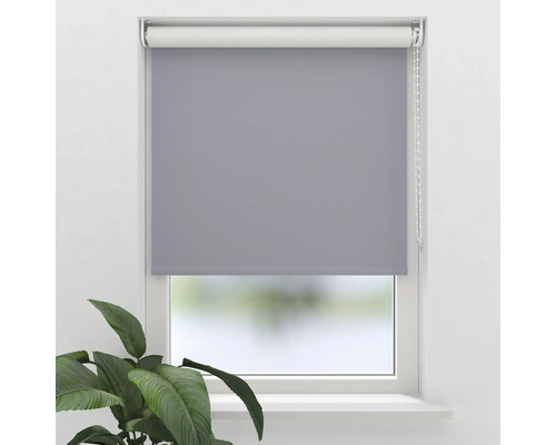 Šedá roleta na okně s řetízkovým ovládáním