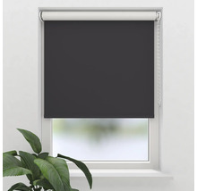 Šedá roleta na okně s ovládacím řetízkem