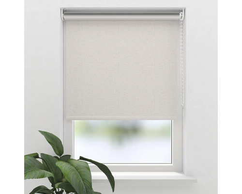 Okno s látkovými roletami pro stínění