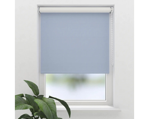 Modrá roleta v okně s řetízkovým ovládáním