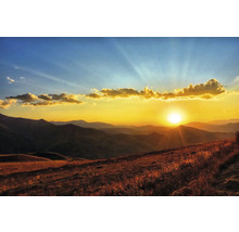 Horská krajina při západu slunce s mírnými kopci a teplým světlem