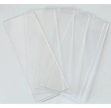 Několik průhledných plastových desek