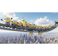 Skupina Mimoňů sedí na ocelové konstrukci s městem v pozadí.