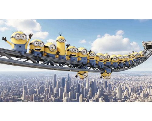 Obraz Decopanel Mimoni ART-M 40 x 60 cm Skupina Mimoňů sedí na ocelové konstrukci s městem v pozadí.