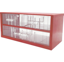 Červená skříňka na drobné díly s průhlednými zásuvkami.