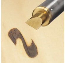 Dřevoryt vytváří tmavou linii na dřevě