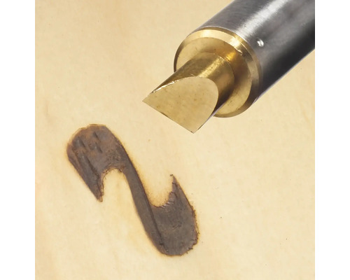 Dřevoryt vytváří tmavou linii na dřevě