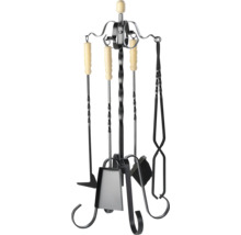 Krbové nářadí s lopatkou, smetákem, pohrabáčem a kleštěmi na stojanu