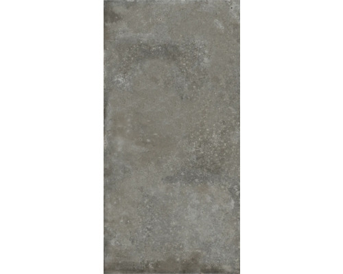 Šedá podlahová dlaždice s betonovým vzhledem.