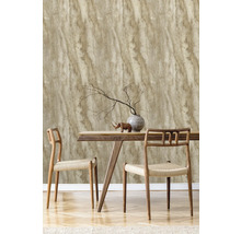 Dekorativní nástěnná dekorace s vliesovou tapetou se vzhledem mramoru v jídelně s dřevěným stolem a židlemi.