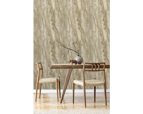 Dekorativní nástěnná dekorace s vliesovou tapetou se vzhledem mramoru v jídelně s dřevěným stolem a židlemi.