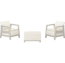 Dvě křesla a odkládací stolek pro venkovní použití