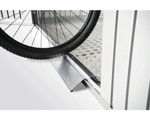 Nájezdová rampa pro domky Biohort Neo Kolo na rampě v přívěsu