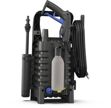 Vysokotlaký čistič s pistolí, tryskou a nádrží na čisticí prostředek.