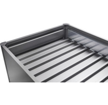 Detailní pohled na konstrukci kovového květináče s žebrovaným dnem.