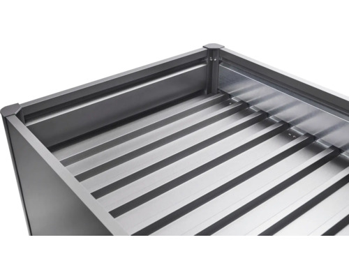 Mezipodlážka pro vyvýšený záhon Biohort vel. 0,5x0,5 Detailní pohled na konstrukci kovového květináče s žebrovaným dnem.