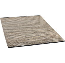 Koberec z přírodních vláken s geometrickým vzorem a okrajem