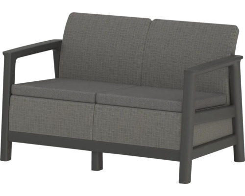 Dvoumístná zahradní pohovka s područkami a šedým čalouněním.