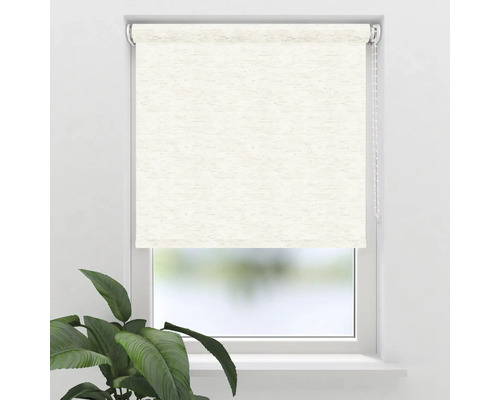 Okno se srolovanou roletou