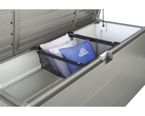 Otevřený úložný box s košem na polštáře a polštáři