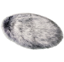 Oválný koberec s kožešinovým vzhledem