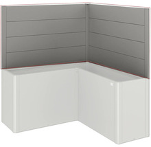 Rohová vana s bočním obložením a vodorovným obkladem stěn