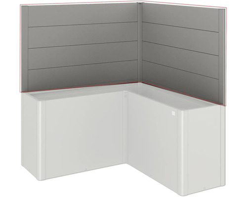 Rohová vana s bočním obložením a vodorovným obkladem stěn