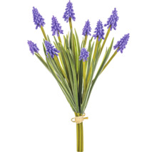 Kytice umělých modřenců s zelenými listy