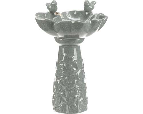 Kamenné pítko pro ptáky s motivem ptáků