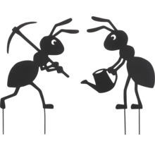 Dvě zahradní dekorace ve tvaru mravenců, jedna s krumpáčem, druhá s konví.