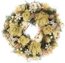 Dekorativní věnec s květinami, velikonočními vejci a motýly