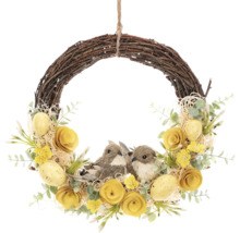 Dekorativní věnec na dveře s ptáčky, květinami a velikonočními vajíčky jako velikonoční dekorace