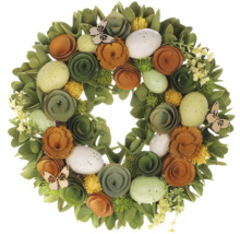 Dekorativní velikonoční věnec s vejci, květinami a motýly.