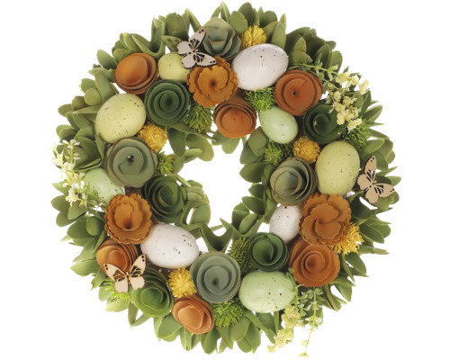 Dekorativní velikonoční věnec s vejci, květinami a motýly.
