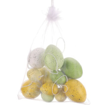 Velikonoční vajíčka různých barev v sáčku