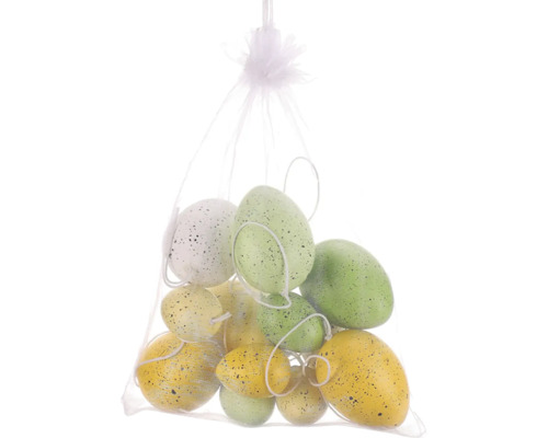 Velikonoční vajíčka různých barev v sáčku