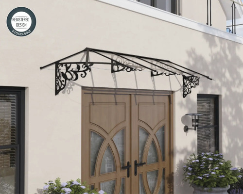 Klasická vchodová stříška z tmavého kovu s ozdobnými prvky namontovaná nad dřevěnými dveřmi. Symbol registrovaného designu.