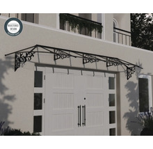 Klasická vchodová stříška se zdobenými kovovými podpěrami nad bílými dvoukřídlými dveřmi na světlé fasádě. Registrovaný design.