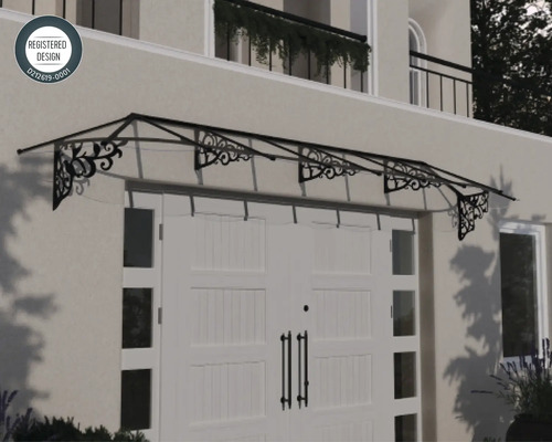 Klasická vchodová stříška se zdobenými kovovými podpěrami nad bílými dvoukřídlými dveřmi na světlé fasádě. Registrovaný design.