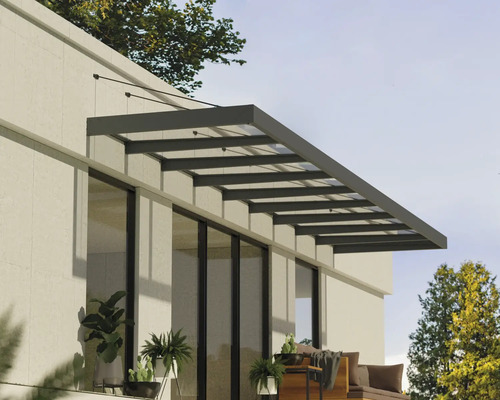 Moderní terasová střecha z hliníku a skla na světlé stěně domu nad zařízenou terasou.