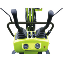 Ovládací panel minirypadla s ovládacími pákami a displeji