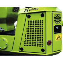 Detailní pohled na pracovní stroj Zipper s větracími mřížkami a varováním