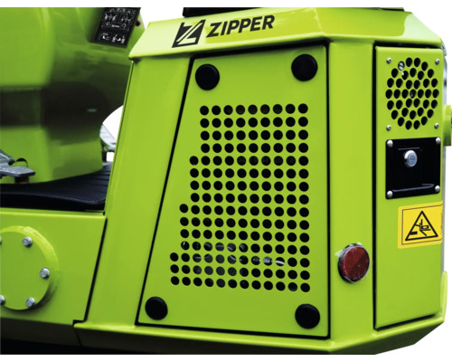 Detailní pohled na pracovní stroj Zipper s větracími mřížkami a varováním