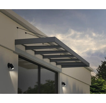 Moderní stříška nad dveře ze skla a šedého kovu s táhly namontovaná na bílé fasádě nad oknem.