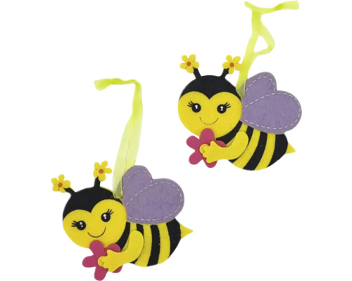 Dva dekorativní včelí přívěsky s květinami v rukou a poutky k zavěšení.