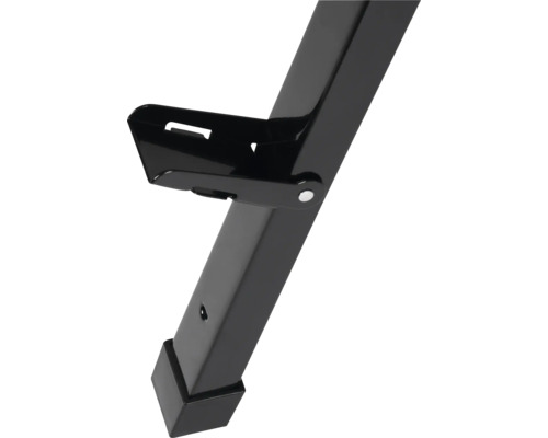 Detailní pohled na černý, skládací rám ponku